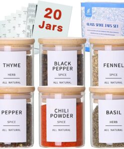 Tarros de vidrio para especias con tapas de bambú, 20 recipientes herméticos de 4 onzas de grosor (2.4 mm) con 131 etiquetas minimalistas impermeables para especias preimpresas, pequeños tarros de